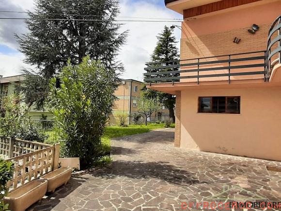 Villa 5 Locali o più 380mq 1970