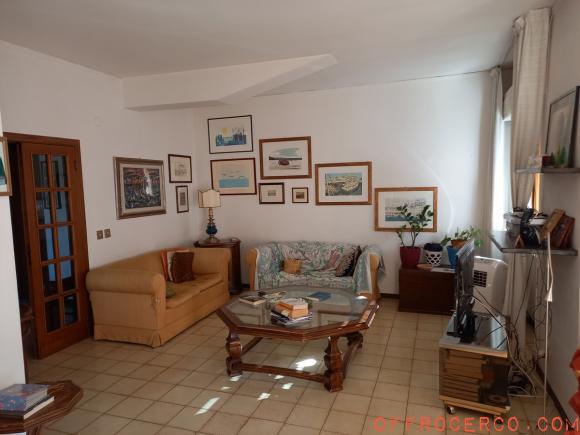 Appartamento 5 Locali o più 190mq